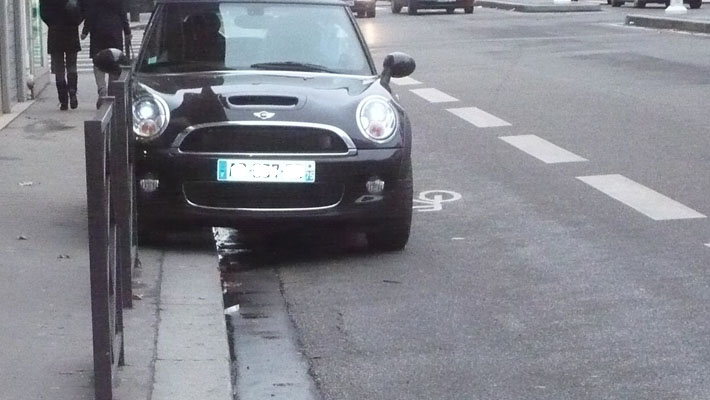 Les agents RATP verbalisent les automobilistes dans les couloirs de bus